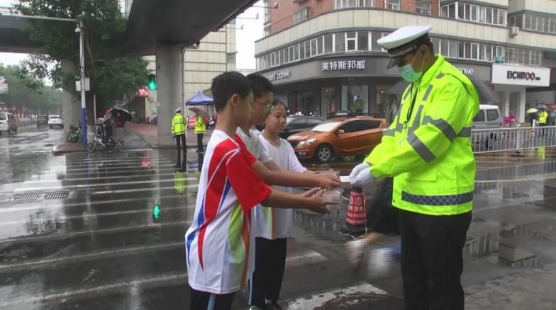 致敬！中秋节|市中小学生代表献礼那些依然坚守一线的人民守护人